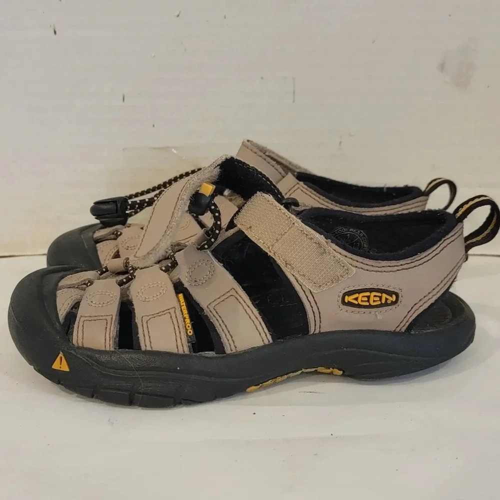 CHILDREN'S KEEN WATERPROOF SHOES (sz 1)